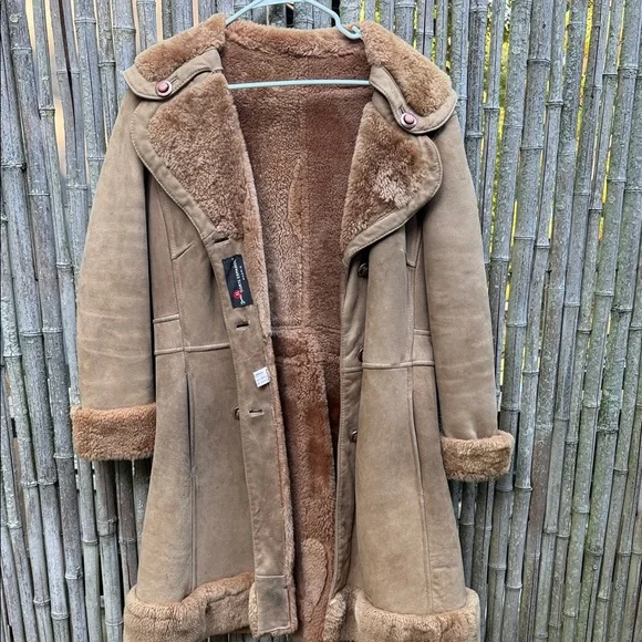 Vintage 1970s Women's Tan Shearling Coat - Picture 3 of 9